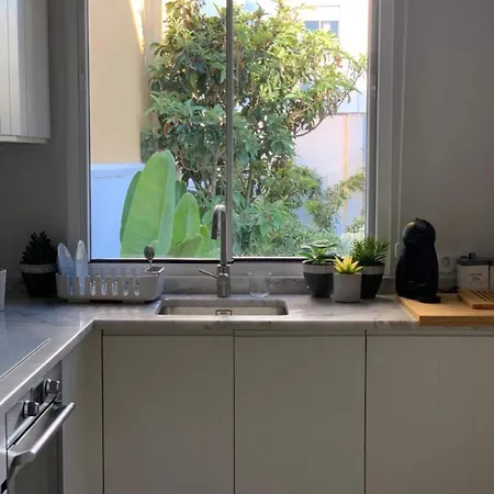 Апартаменты Charming Design With Garden In *
